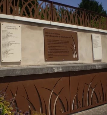 Visite d'un cimetière en commémoration à des victimes de la Première Guerre mondiale