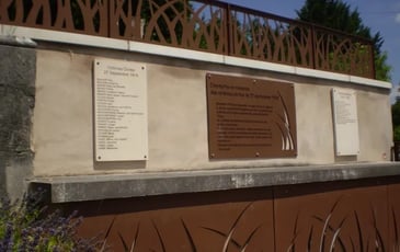 Visite d'un cimetière en commémoration à des victimes de la Première Guerre mondiale
