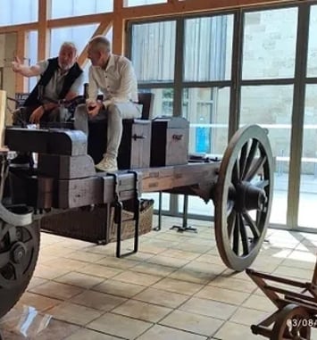 Découverte de l'Espace Cugnot avec le premier véhicule automobile en fonctionnement : le Fardier.
