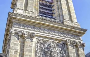 Présentation par un architecte du patrimoine des travaux de restauration réalisés sur l'église Notre-Dame
