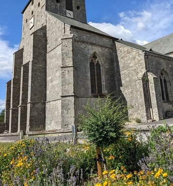 Découvrez une église gothique du XIVe siècle surplombant la Vallée de la Meuse