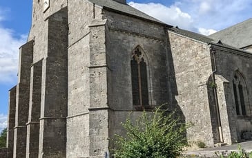 Découvrez une église gothique du XIVe siècle surplombant la Vallée de la Meuse