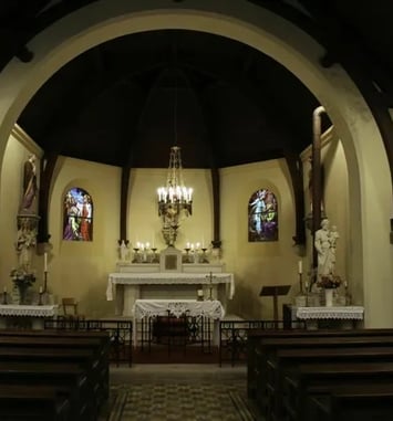 Découvrez une église de style néo-roman