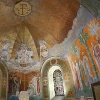 Découvrez une église du XXème siècle de style néo-roman et ses fresques