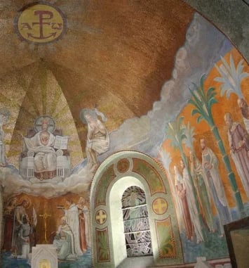 Découvrez une église du XXème siècle de style néo-roman et ses fresques