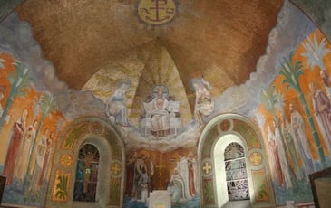 Découvrez une église du XXème siècle de style néo-roman et ses fresques
