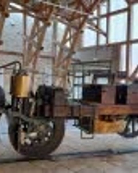 Voyage du premier véhicule automobile à l’art du sculpteur Gaston Broquet