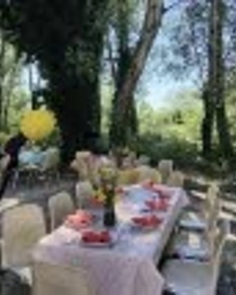 Sur la paille, un banquet